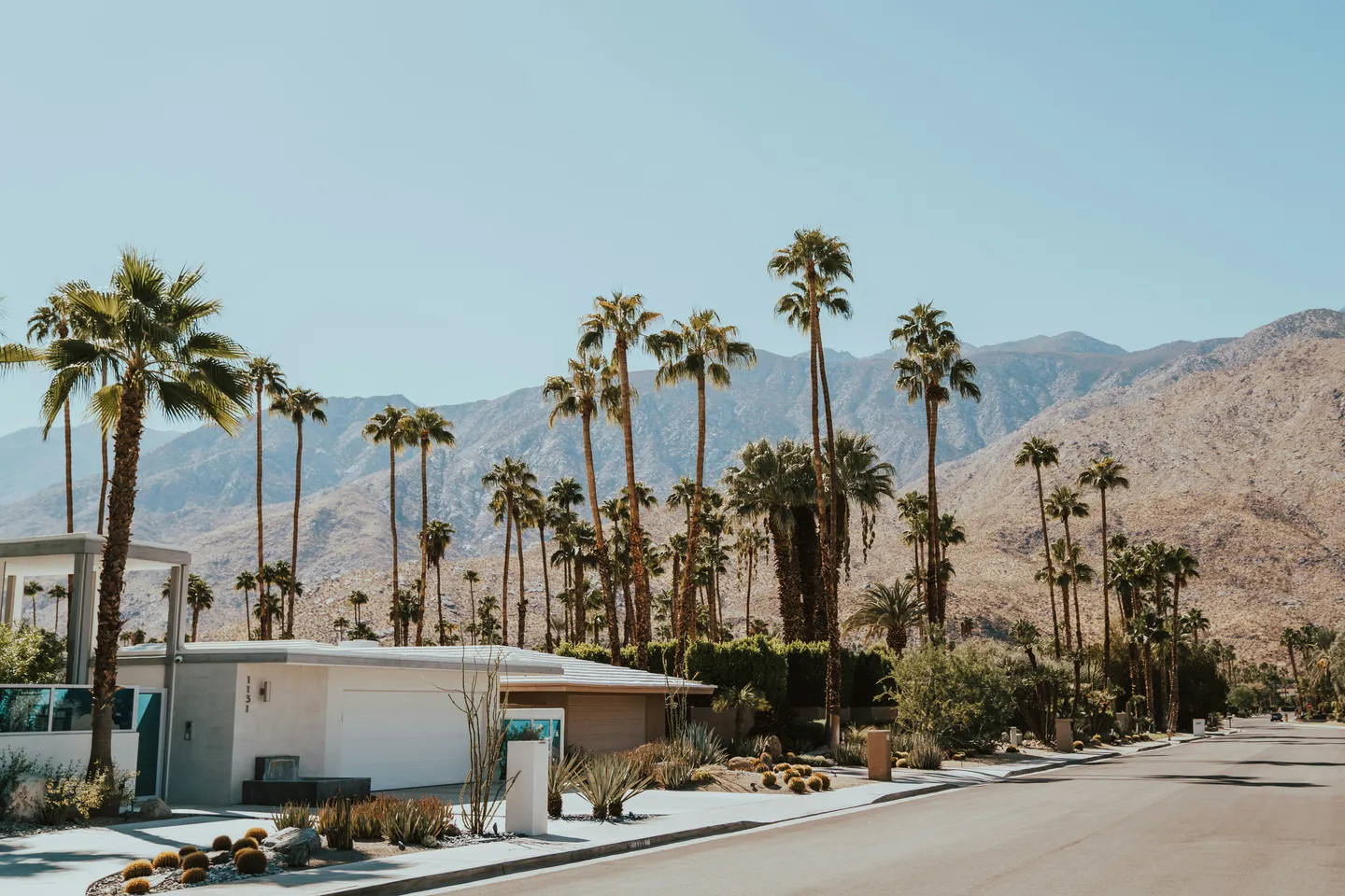 Vista de la calle de un pueblo californiano asequible