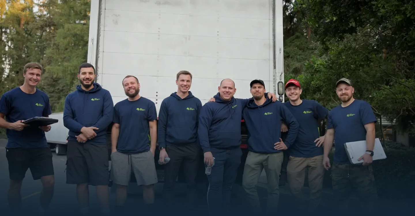 Equipo de Best California Movers de pie frente a un camión de mudanzas