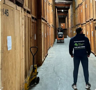 Pasillo de unidades de almacenamiento con transpaleta