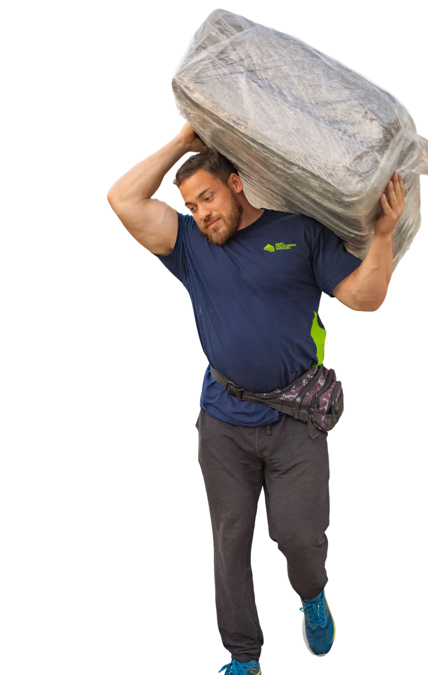 Best California Movers transportando un colchón envuelto