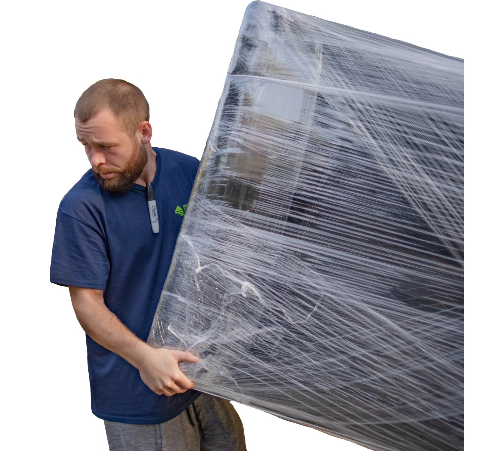 Un miembro del equipo de Best California Movers transporta un gran panel de vidrio envuelto en plástico retráctil.