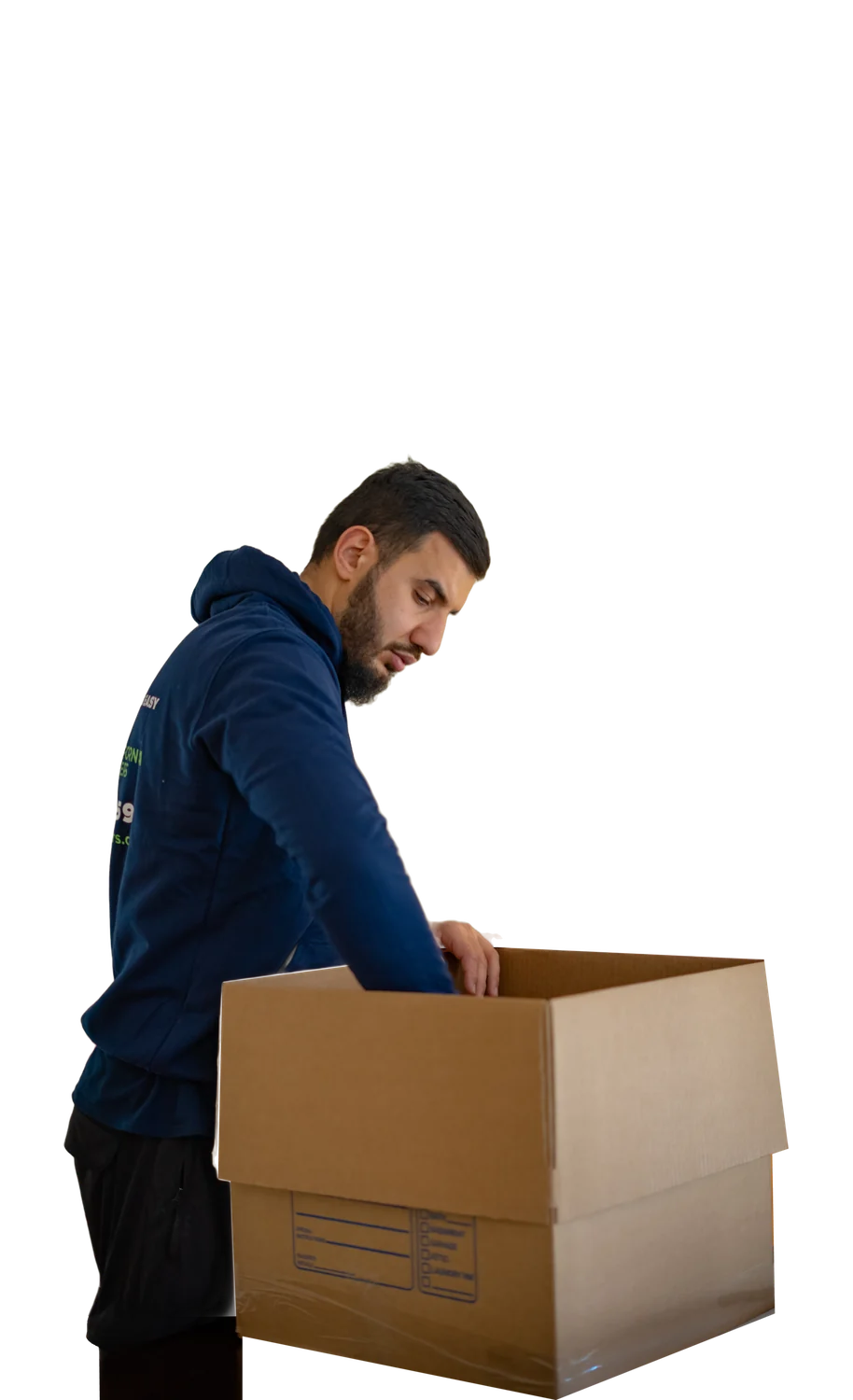 Mudancero de Best California Movers con sudadera azul marino desempaquetando una caja de cartón grande para mudanzas.