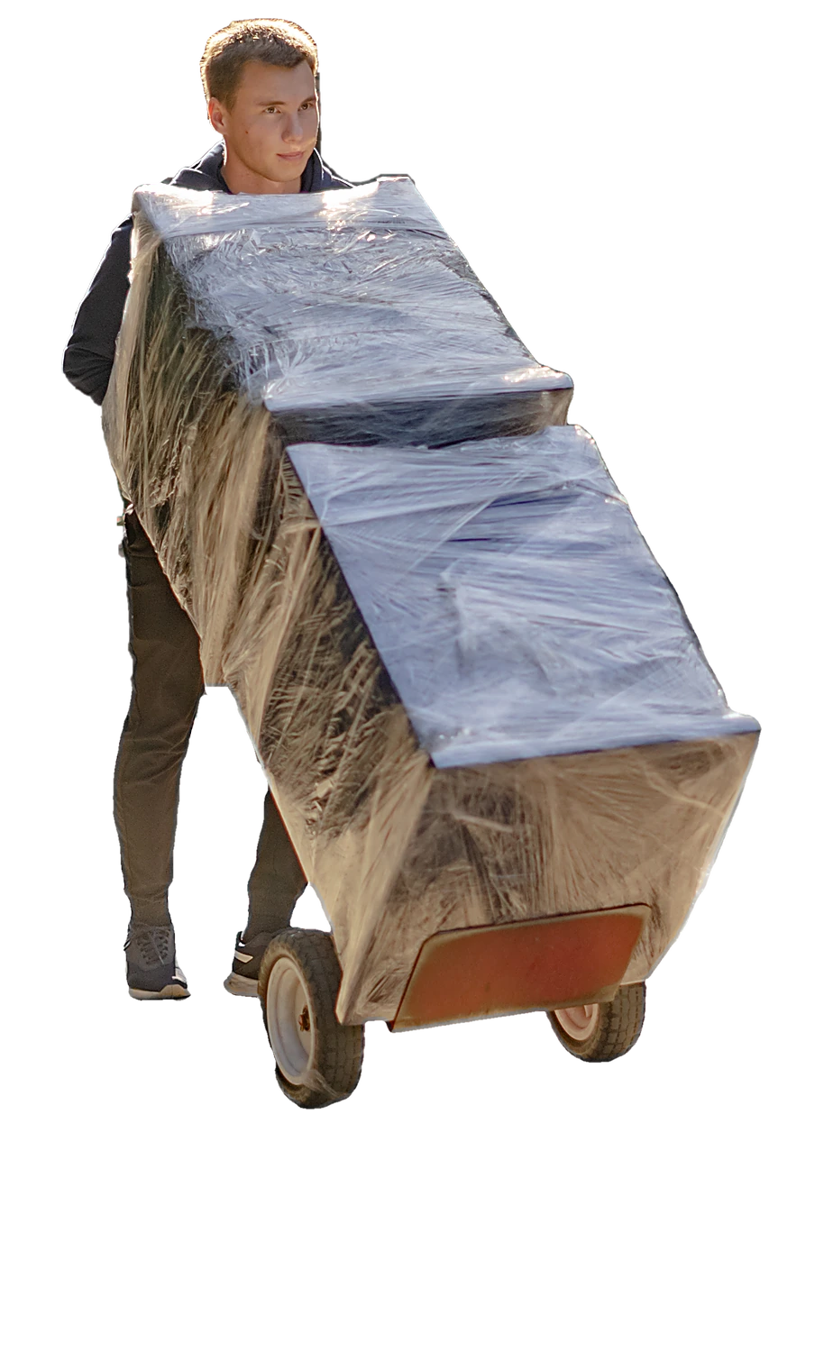 Mudancero de Best California Movers transportando muebles envueltos en film estirable en una carretilla de mano.